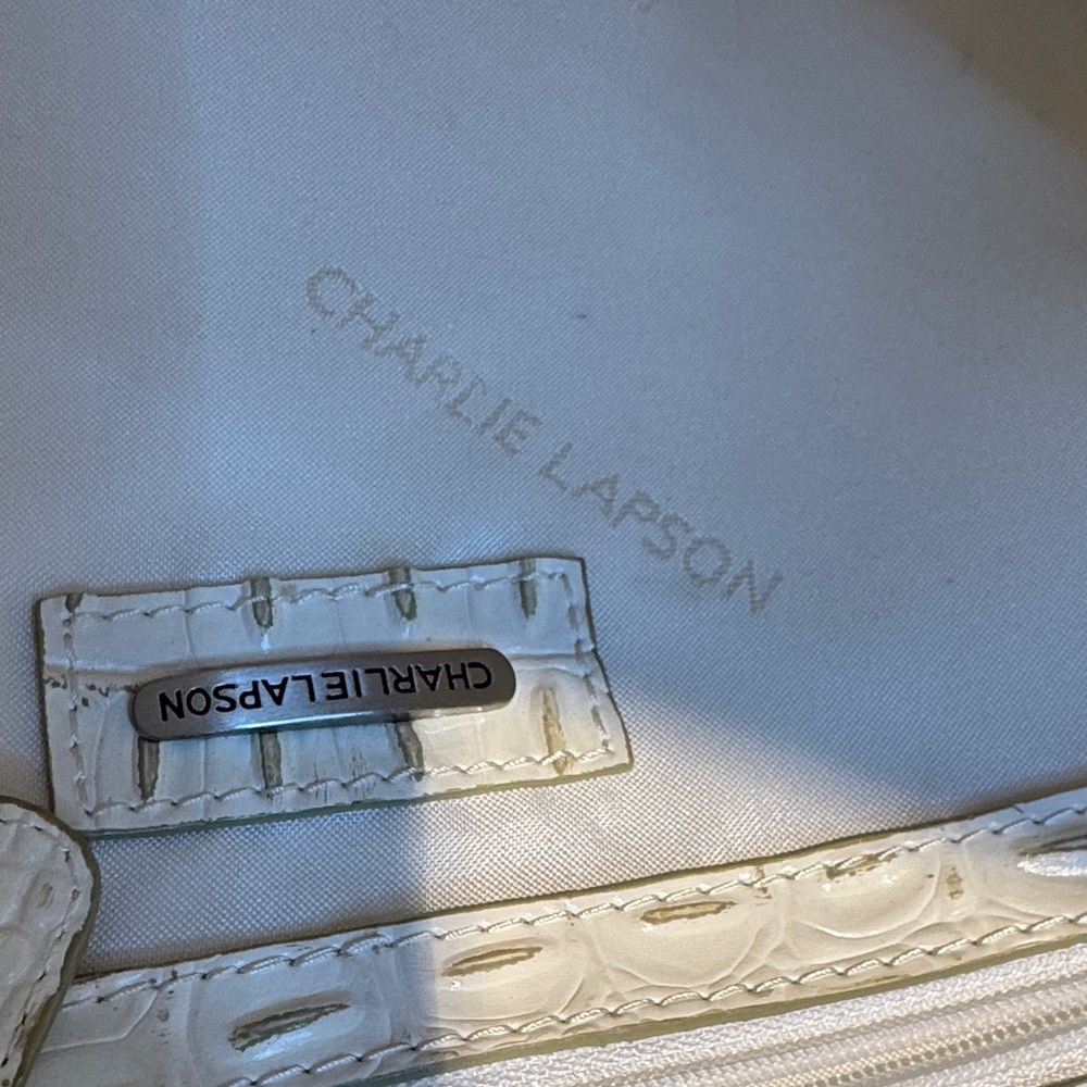 Elegant White Crocodile-Embossed Shoulder Bag - Picture 13 of 14